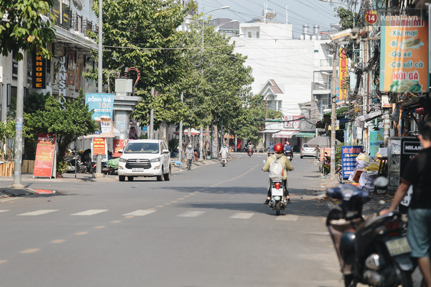 TP.HCM: Cuộc sống của người dân trong khu vực phải thực hiện giãn cách xã hội theo Chỉ thị 16 - Ảnh 4.