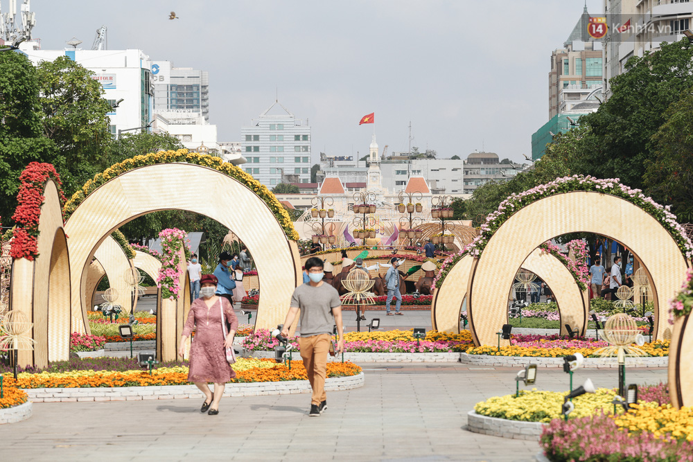 Ảnh: Người Sài Gòn xếp hàng đo thân nhiệt, đeo khẩu trang vào check in đường hoa Nguyễn Huệ - Ảnh 15.