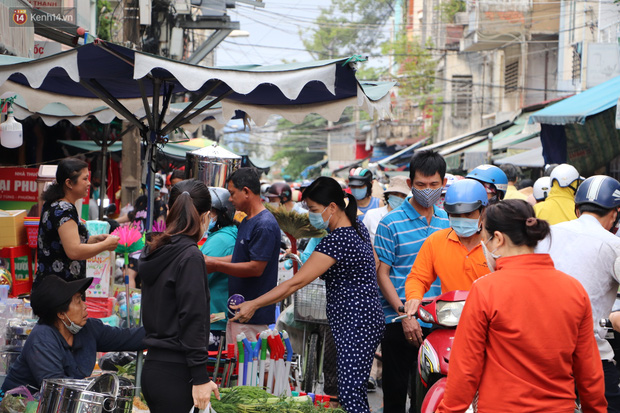 Các chợ dân sinh ở Sài Gòn đông nghẹt sáng 30 Tết, người dân tranh thủ gom hàng ngày cuối năm - Ảnh 7.