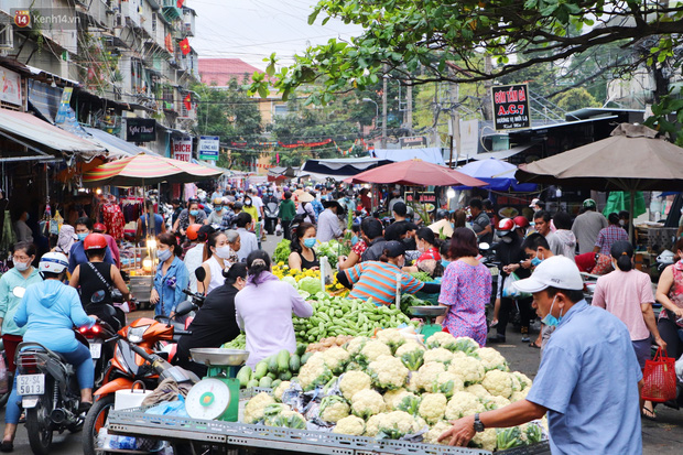 Các chợ dân sinh ở Sài Gòn đông nghẹt sáng 30 Tết, người dân tranh thủ gom hàng ngày cuối năm - Ảnh 3.