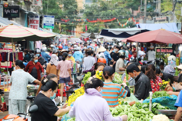 Các chợ dân sinh ở Sài Gòn đông nghẹt sáng 30 Tết, người dân tranh thủ gom hàng ngày cuối năm - Ảnh 9.