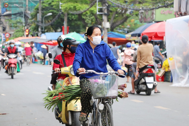 Các chợ dân sinh ở Sài Gòn đông nghẹt sáng 30 Tết, người dân tranh thủ gom hàng ngày cuối năm - Ảnh 5.