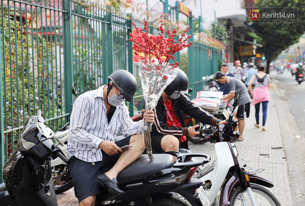 Các chợ dân sinh ở Sài Gòn đông nghẹt sáng 30 Tết, người dân tranh thủ gom hàng ngày cuối năm - Ảnh 13.