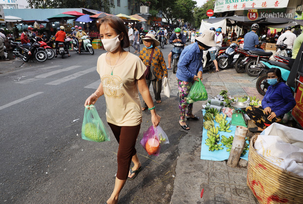 Các chợ dân sinh ở Sài Gòn đông nghẹt sáng 30 Tết, người dân tranh thủ gom hàng ngày cuối năm - Ảnh 12.