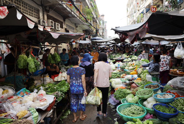 Các chợ dân sinh ở Sài Gòn đông nghẹt sáng 30 Tết, người dân tranh thủ gom hàng ngày cuối năm - Ảnh 10.