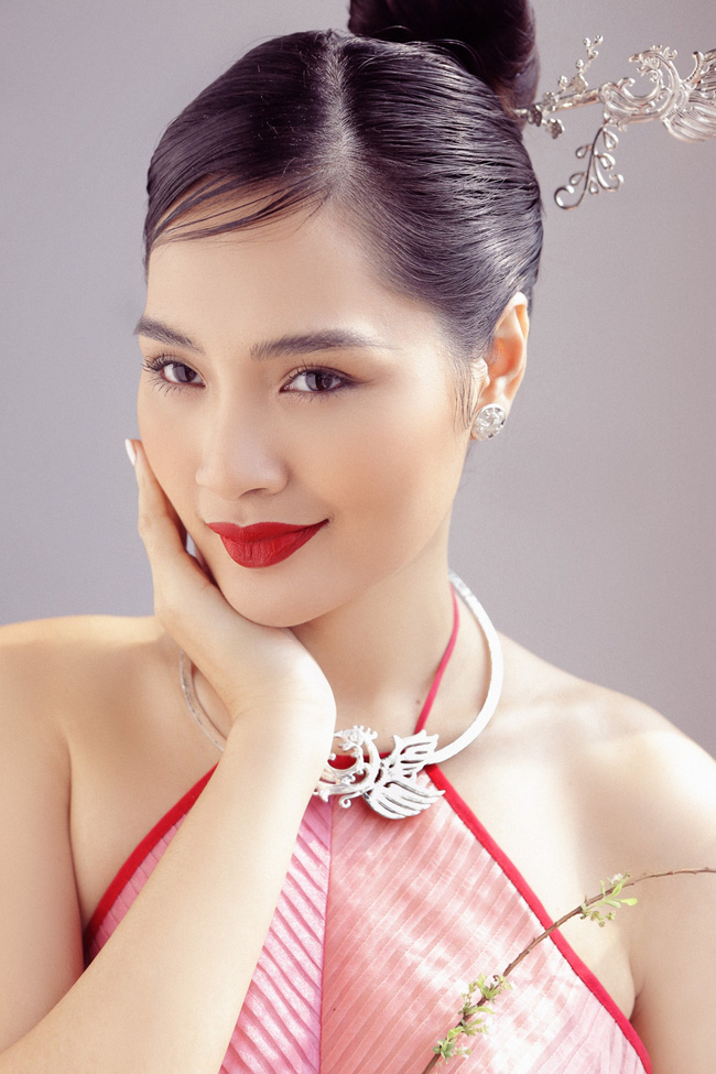 Hoa hậu Hương Giang diện áo yếm đẹp như nàng thơ, chia sẻ việc đón Tết ở Sài Gòn - Ảnh 8.