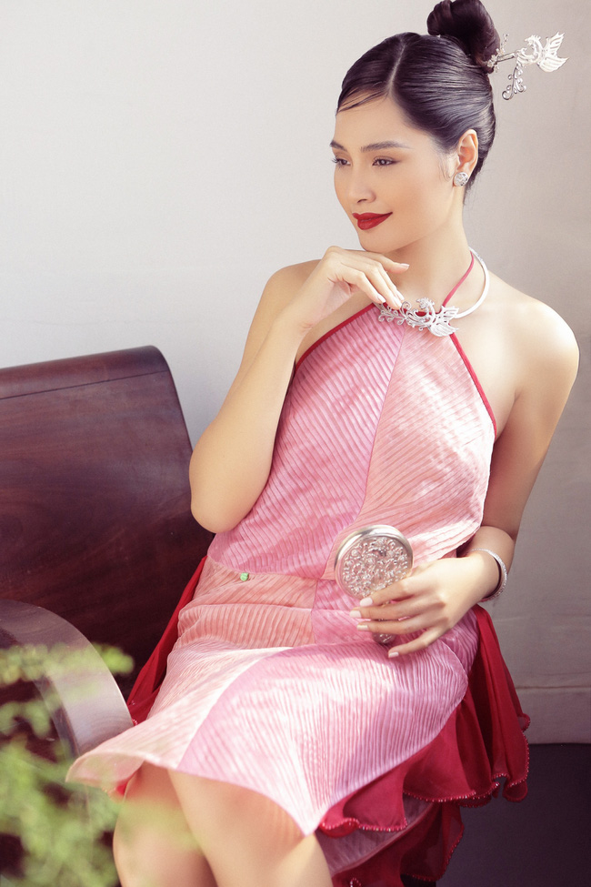 Hoa hậu Hương Giang diện áo yếm đẹp như nàng thơ, chia sẻ việc đón Tết ở Sài Gòn - Ảnh 11.