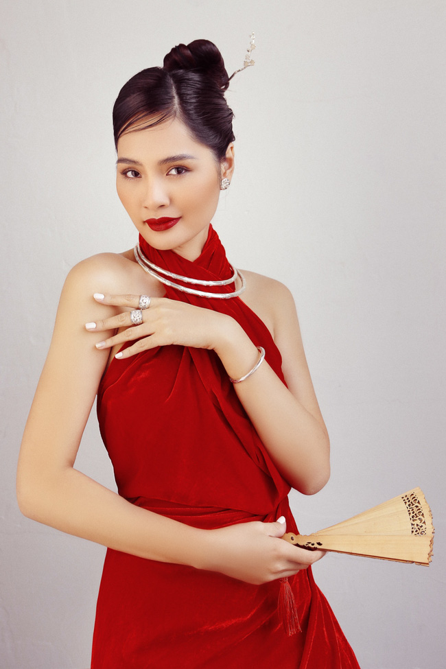 Hoa hậu Hương Giang diện áo yếm đẹp như nàng thơ, chia sẻ việc đón Tết ở Sài Gòn - Ảnh 3.