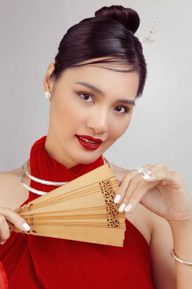 Hoa hậu Hương Giang diện áo yếm đẹp như nàng thơ, chia sẻ việc đón Tết ở Sài Gòn - Ảnh 10.