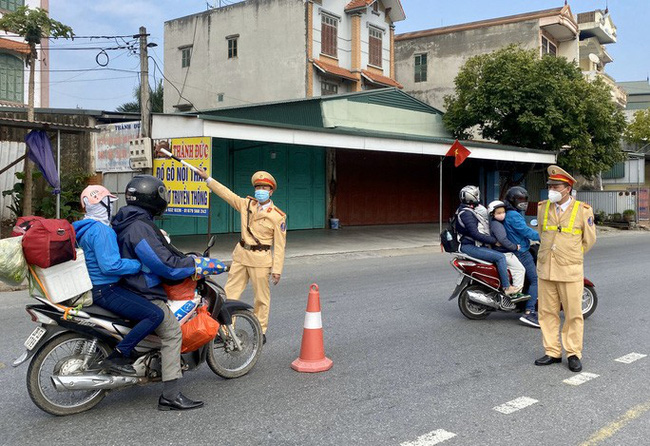 Mới mùng 4 Tết, người từ Hải Dương ùn ùn đổ về Hà Nội đông nghịt gây tắc nghẽn trên Quốc lộ 5 - Ảnh 2.