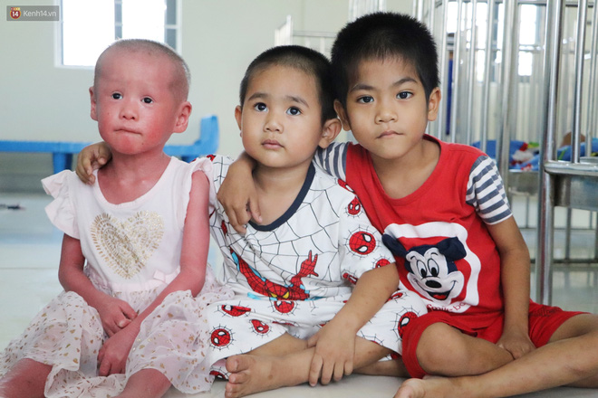 Không thể đi Singapore chữa bệnh vì dịch Covid-19, em bé da trăn bị bố mẹ bỏ rơi giờ ra sao? - Ảnh 9.