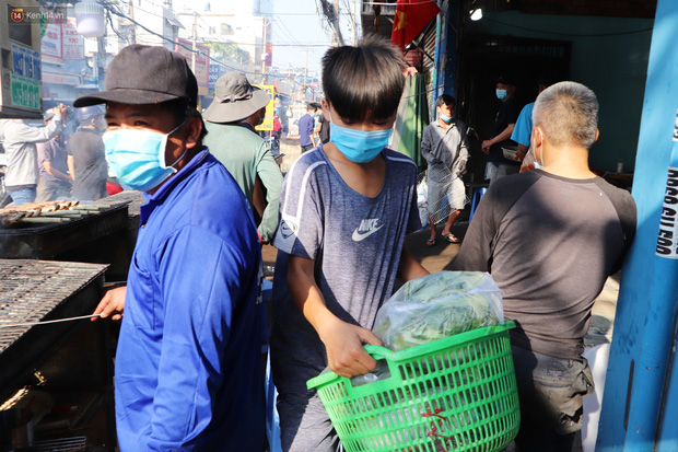 Phố cá lóc nướng đông nghẹt ngày vía Thần tài, nhiều gia đình hốt bạc khi bán sạch 2.000 con trong một buổi sáng - Ảnh 13.