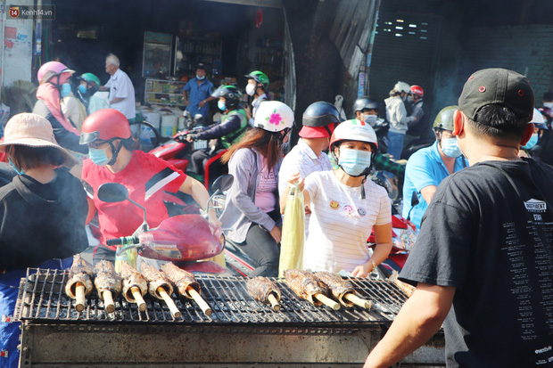 Phố cá lóc nướng đông nghẹt ngày vía Thần tài, nhiều gia đình hốt bạc khi bán sạch 2.000 con trong một buổi sáng - Ảnh 11.