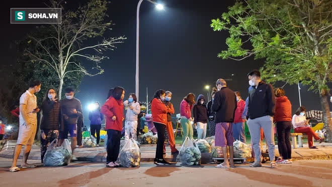 Cuộc giải cứu nông sản Hải Dương lúc nửa đêm tại Hà Nội, nhiều người mua cả tạ hàng - Ảnh 3.