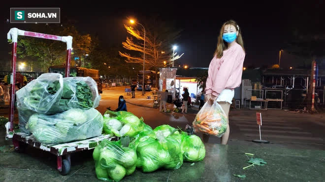 Cuộc giải cứu nông sản Hải Dương lúc nửa đêm tại Hà Nội, nhiều người mua cả tạ hàng - Ảnh 5.