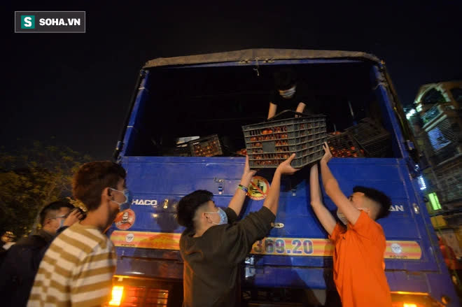 Cuộc giải cứu nông sản Hải Dương lúc nửa đêm tại Hà Nội, nhiều người mua cả tạ hàng - Ảnh 14.