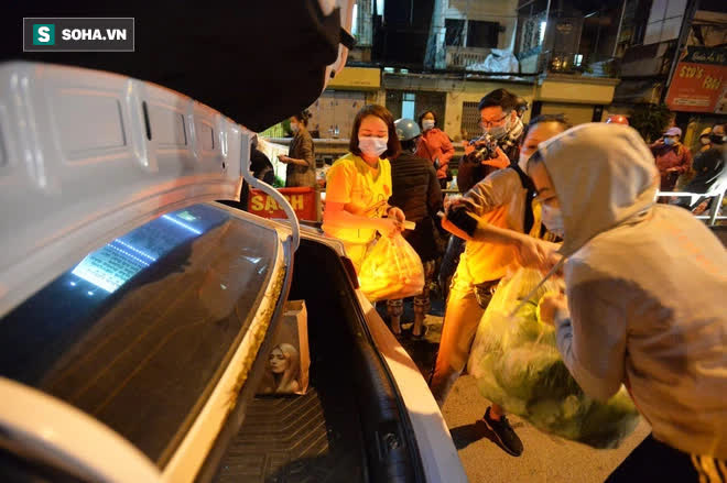 Cuộc giải cứu nông sản Hải Dương lúc nửa đêm tại Hà Nội, nhiều người mua cả tạ hàng - Ảnh 15.