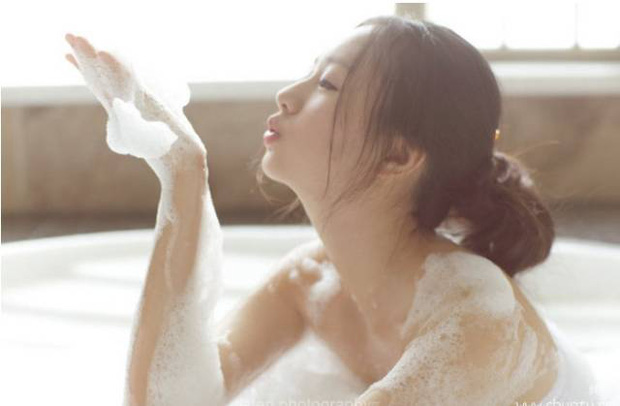 Phụ nữ khi đi tắm cố gắng đừng làm 4 việc, cơ thể khỏe mạnh sẽ cảm ơn bạn - Ảnh 2.