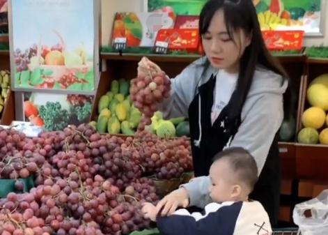 Con trai cứ đòi nắn bóp hoa quả trong siêu thị khiến bà mẹ tức điên, cô cao tay nghĩ ra 