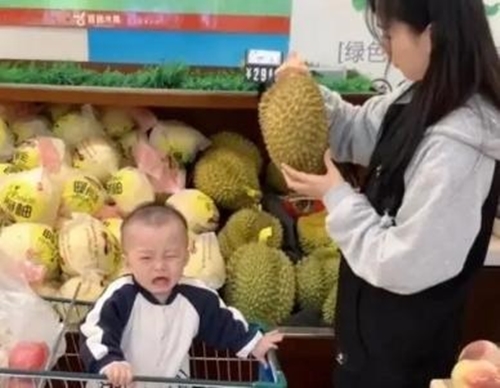 Con trai cứ đòi nắn bóp hoa quả trong siêu thị khiến bà mẹ tức điên, cô cao tay nghĩ ra 