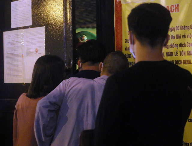 Hà Nội: Chùa Phúc Khánh làm lễ cầu an trực tuyến, nhiều người đứng bên ngoài vái vọng - Ảnh 2.