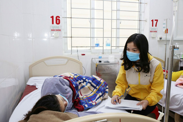 2 gia đình 8 người bị ngộ độc kèm theo sốt phải nhập viện sau khi ăn thịt bê thui - Ảnh 3.
