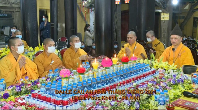 Hà Nội: Chùa Phúc Khánh làm lễ cầu an trực tuyến, nhiều người đứng bên ngoài vái vọng - Ảnh 14.