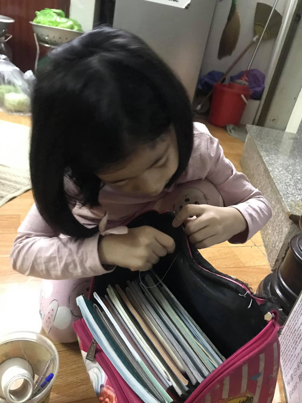 Cô bé 6 tuổi tự khâu cặp sách bị hỏng, nghe người mẹ giải thích mới thấy đáng yêu quá chừng! - Ảnh 1.