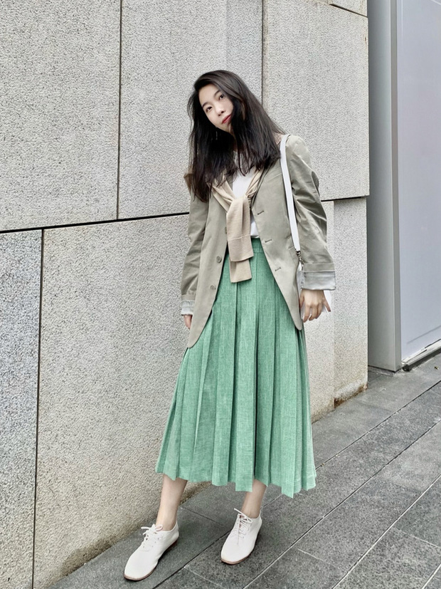 Street style châu Á: Nhiều màu sắc xuống phố nhưng bất ngờ nhất là màn khoe eo mỏng dính của cô nàng váy cam - Ảnh 13.