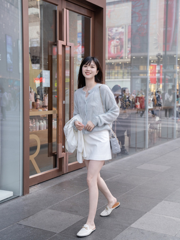 Street style châu Á: Nhiều màu sắc xuống phố nhưng bất ngờ nhất là màn khoe eo mỏng dính của cô nàng váy cam - Ảnh 3.