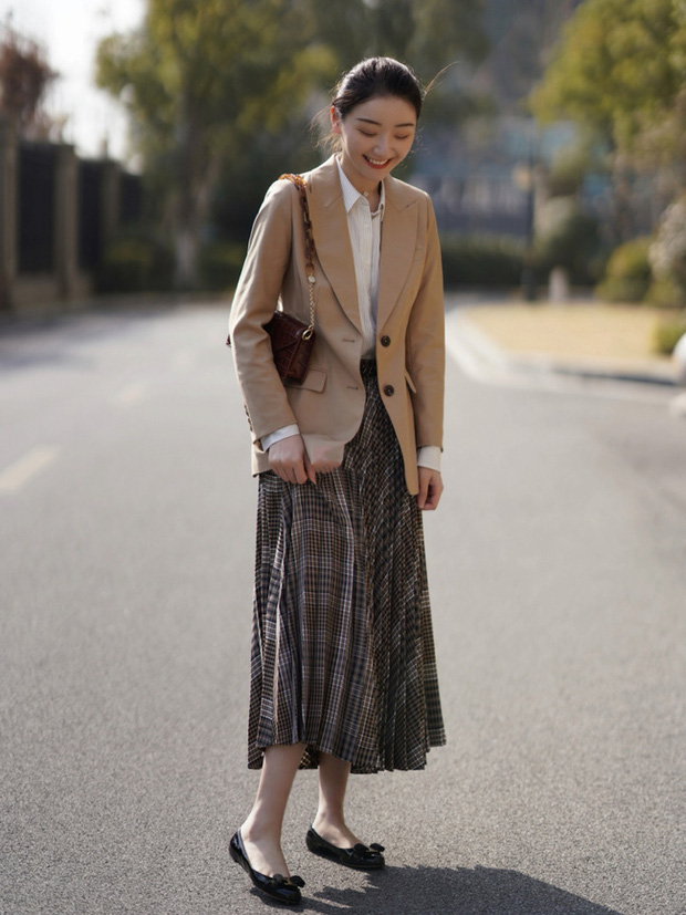 Street style châu Á: Nhiều màu sắc xuống phố nhưng bất ngờ nhất là màn khoe eo mỏng dính của cô nàng váy cam - Ảnh 5.