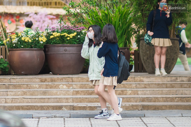 Chùm ảnh: Học sinh Hà Nội đeo khẩu trang kín mít sau 1 tháng nghỉ dịch, chạy vội vào lớp do đi học muộn - Ảnh 3.