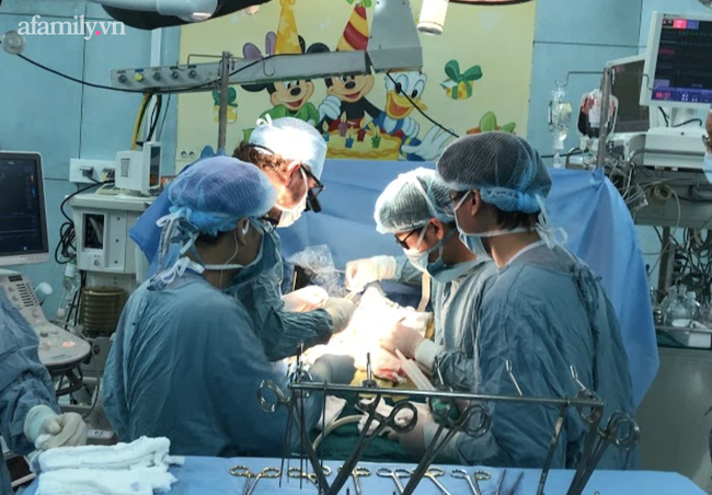 Bé gái 8 tuổi ở Đà Lạt bất ngờ chảy máu vùng kín, phải xuống TP.HCM phẫu thuật vì sa niêm mạc niệu đạo - Ảnh 3.