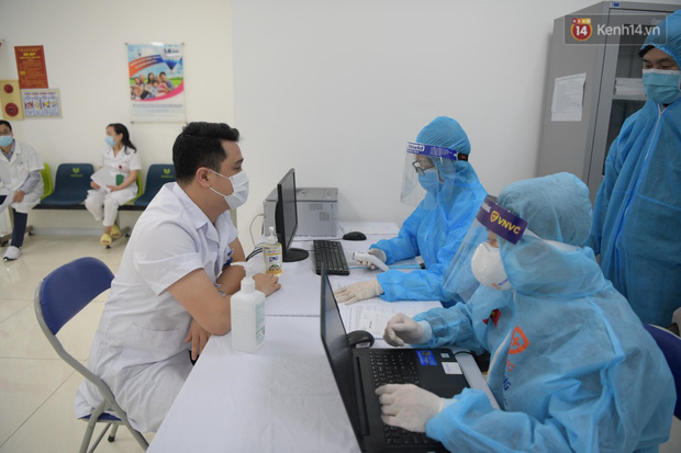 Cập nhật: Những người đầu tiên tại Hà Nội và TP.HCM được tiêm vaccine phòng Covid-19 - Ảnh 15.
