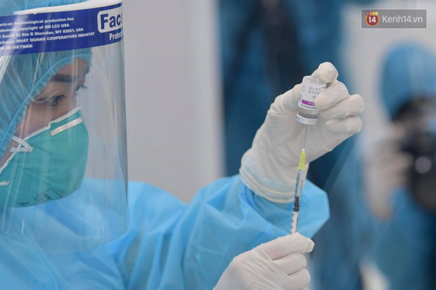 Cập nhật: Những người đầu tiên tại Hà Nội và TP.HCM được tiêm vaccine phòng Covid-19 - Ảnh 17.