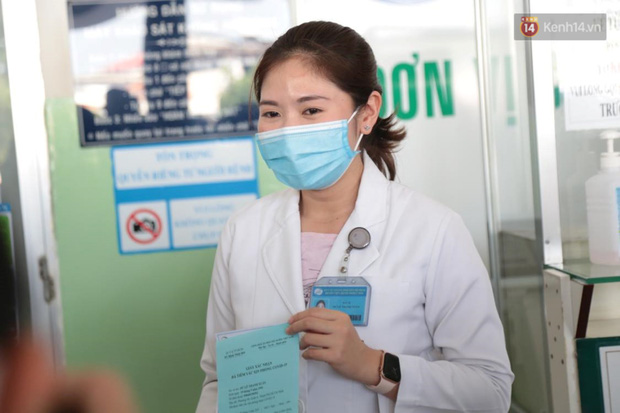 Cập nhật: Những người đầu tiên tại Hà Nội và TP.HCM được tiêm vaccine phòng Covid-19 - Ảnh 26.