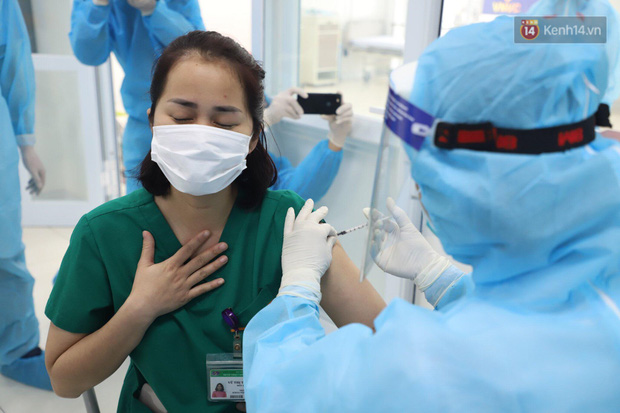 Cập nhật: Những người đầu tiên tại Hà Nội và TP.HCM được tiêm vaccine phòng Covid-19 - Ảnh 10.