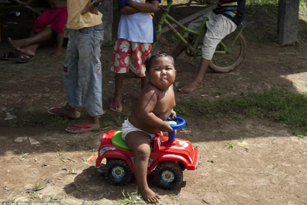 Cậu bé từng gây bão vì hút 40 điếu thuốc lá một ngày năm ấy: Mới 9 tuổi đã trải qua 2 biến cố, cũng chỉ tại bố mẹ làm điều này - Ảnh 2.