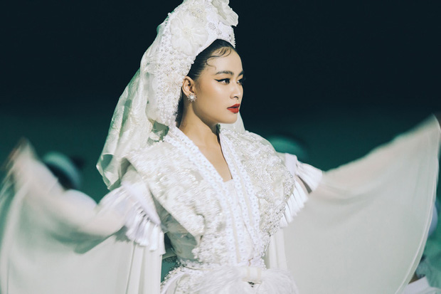 Màn “phù phép” đỉnh cao của Minh Lộc: Make up cho Nhã Phương - Đông Nhi ở đám cưới thế kỷ, giúp Lý Nhã Kỳ “chặt chém” thảm đỏ Cannes - Ảnh 21.