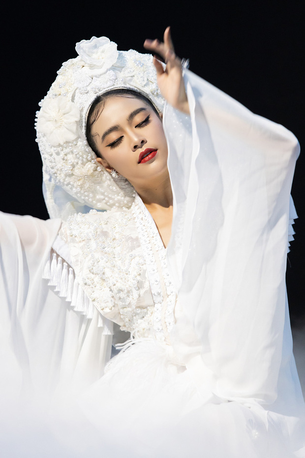 Màn “phù phép” đỉnh cao của Minh Lộc: Make up cho Nhã Phương - Đông Nhi ở đám cưới thế kỷ, giúp Lý Nhã Kỳ “chặt chém” thảm đỏ Cannes - Ảnh 22.