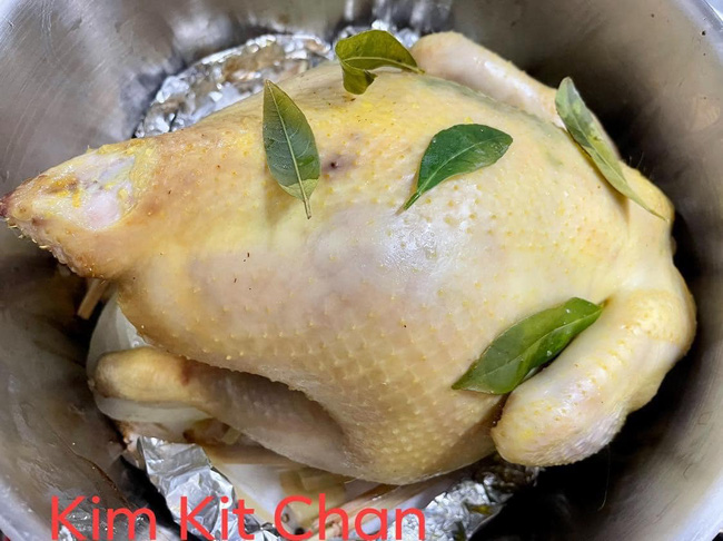 Mẹ Việt ở Nhật hướng dẫn cách làm món gà ủ muối thơm ngon chuẩn vị nhà hàng, phần da vàng ươm ăn giòn sần sật một lần nhỡ mãi - Ảnh 4.