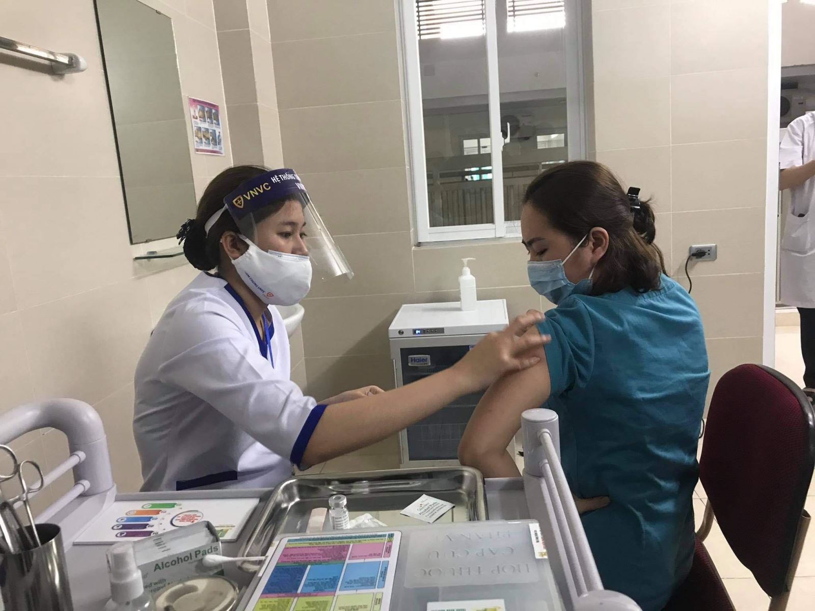 Chuyên gia nói gì về các ca phản ứng nặng sau tiêm vaccine COVID-19 - Ảnh 1.