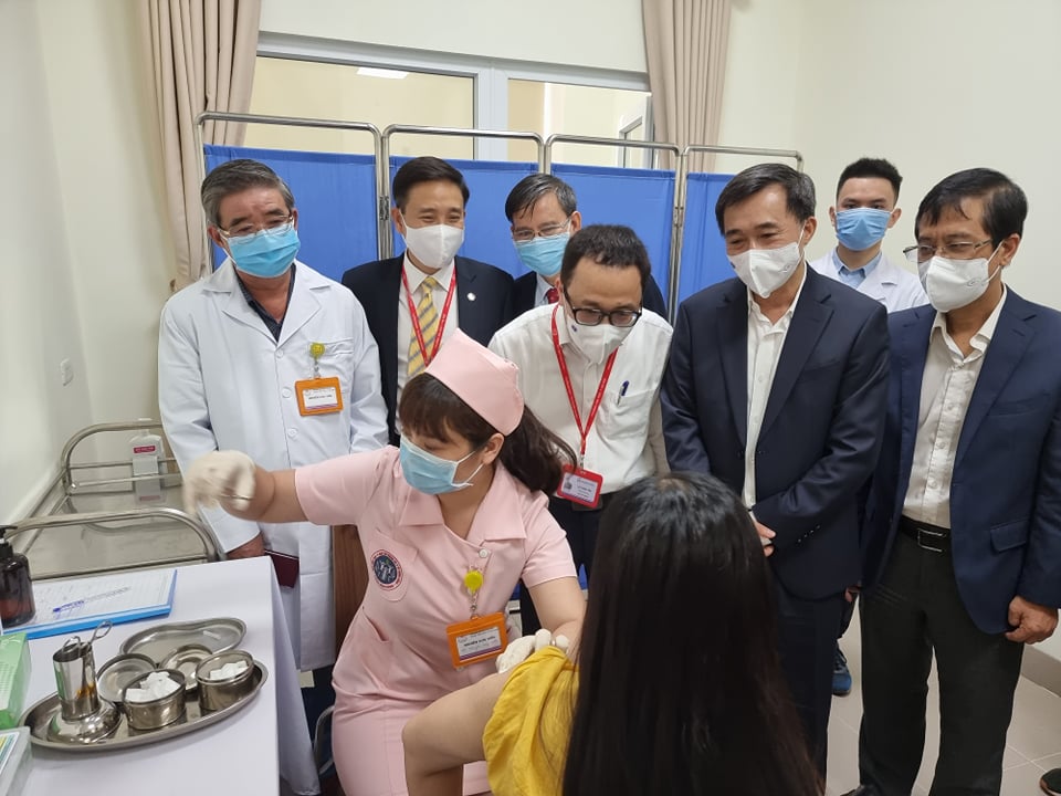 6 tình nguyện viên tiêm thử nghiệm vắc xin COVIVAC phòng COVID-19 của Việt Nam - Ảnh 2.