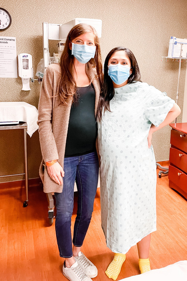 Nhờ người mang thai hộ sau 3 năm hiếm muộn, bà mẹ bị sốc nặng khi bất ngờ phát hiện ra mình sẽ có 1 cặp song sinh cách nhau 15 tuần - Ảnh 1.
