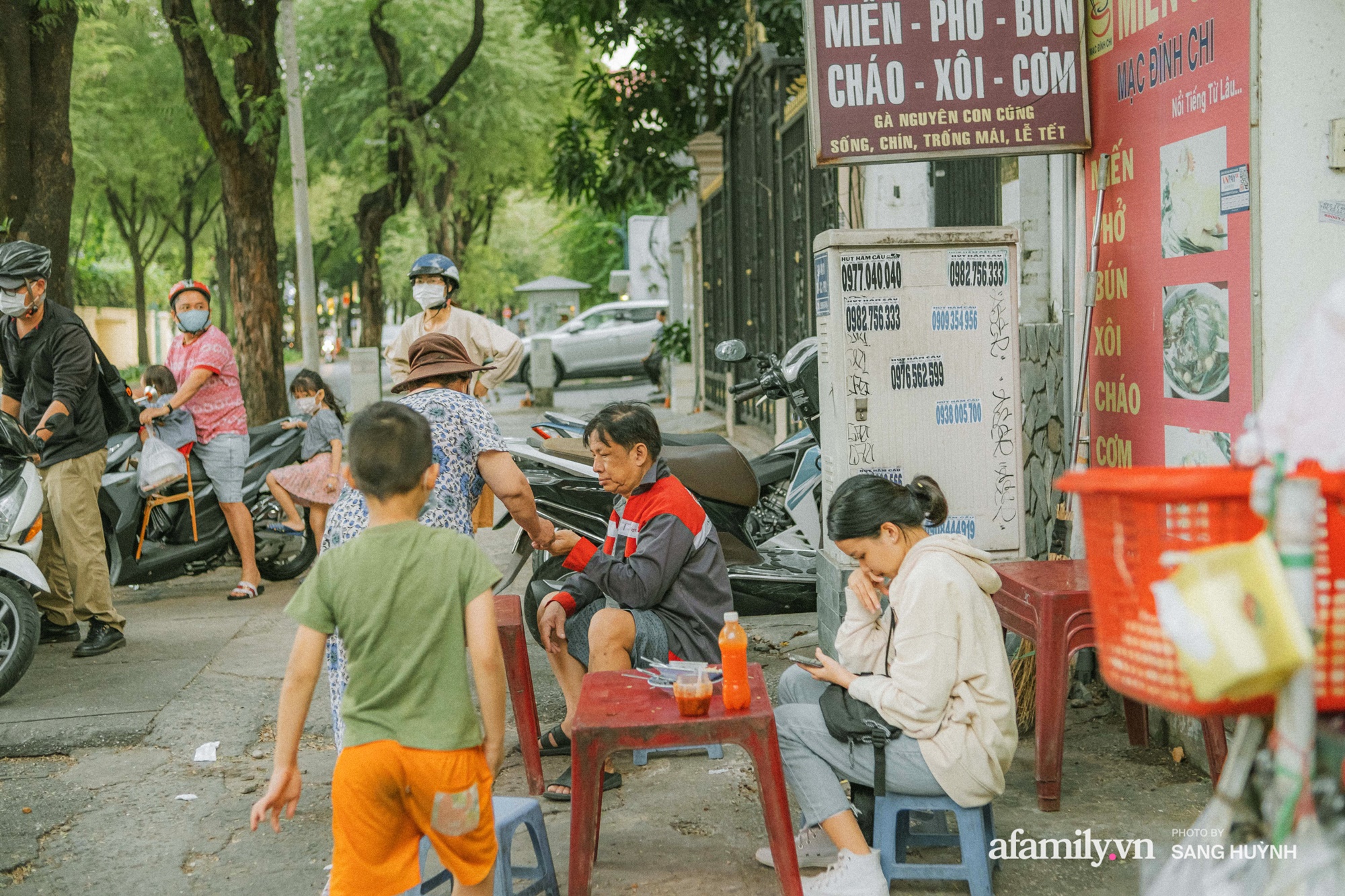 2 mảnh đời già bán bột chiên vỉa hè nuôi đứa cháu nhỏ bị bỏ rơi, hơn 30 năm vẫn treo giá rẻ bèo khiến khách năn nỉ xin tăng đắt hơn - Ảnh 14.