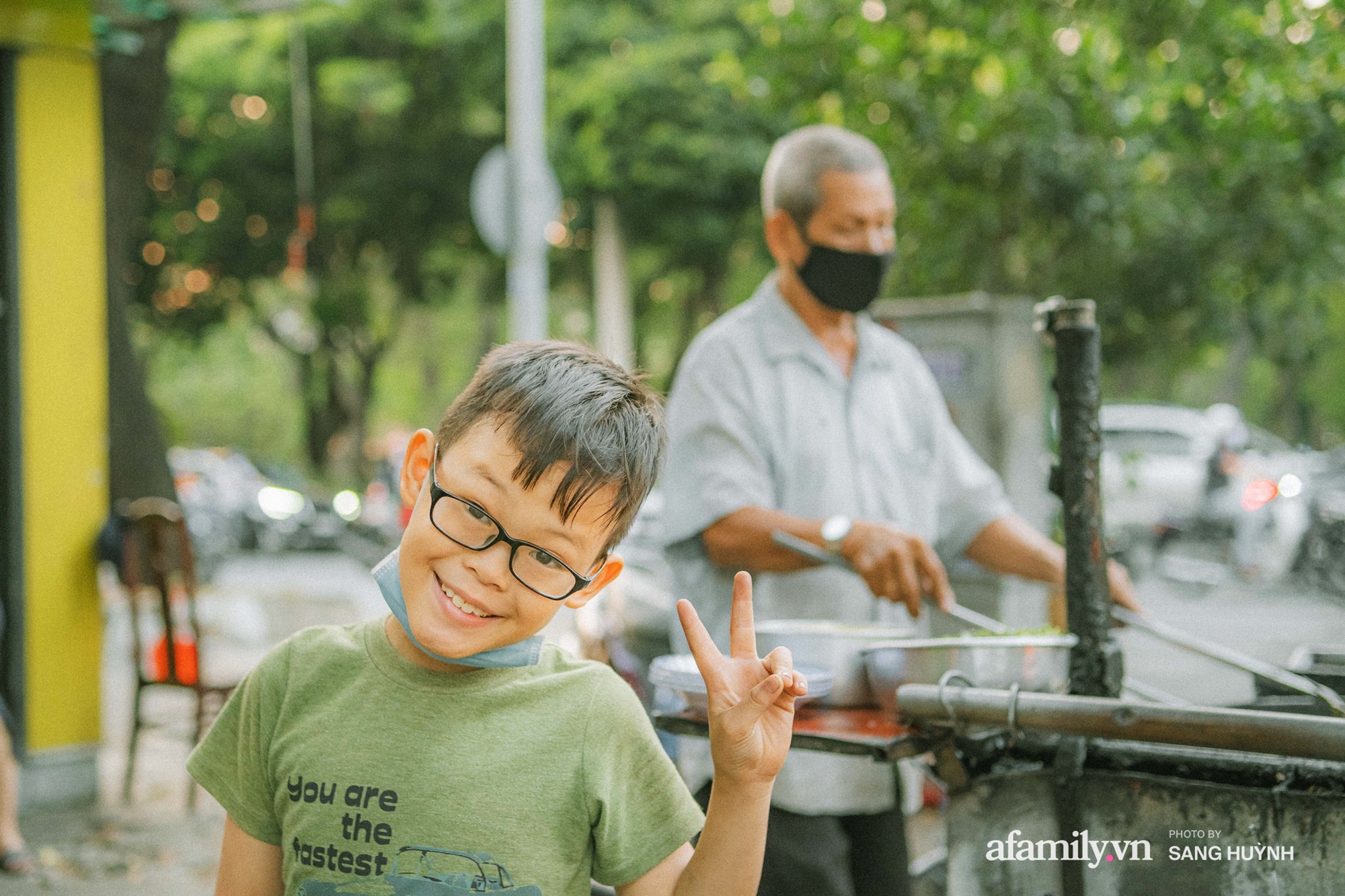 2 mảnh đời già bán bột chiên vỉa hè nuôi đứa cháu nhỏ bị bỏ rơi, hơn 30 năm vẫn treo giá rẻ bèo khiến khách năn nỉ xin tăng đắt hơn - Ảnh 11.