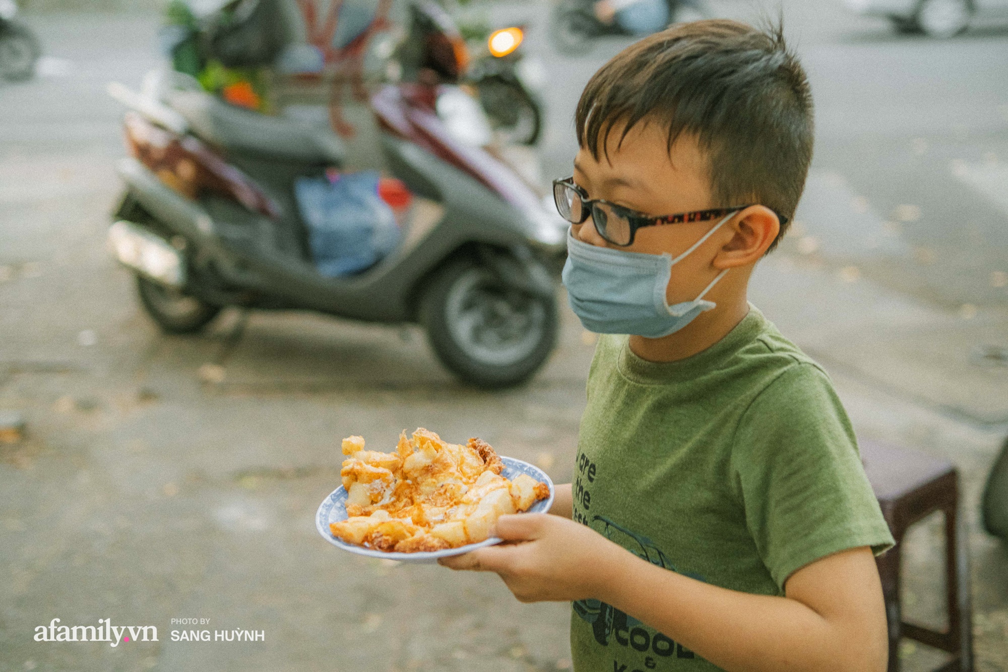 2 mảnh đời già bán bột chiên vỉa hè nuôi đứa cháu nhỏ bị bỏ rơi, hơn 30 năm vẫn treo giá rẻ bèo khiến khách năn nỉ xin tăng đắt hơn - Ảnh 13.