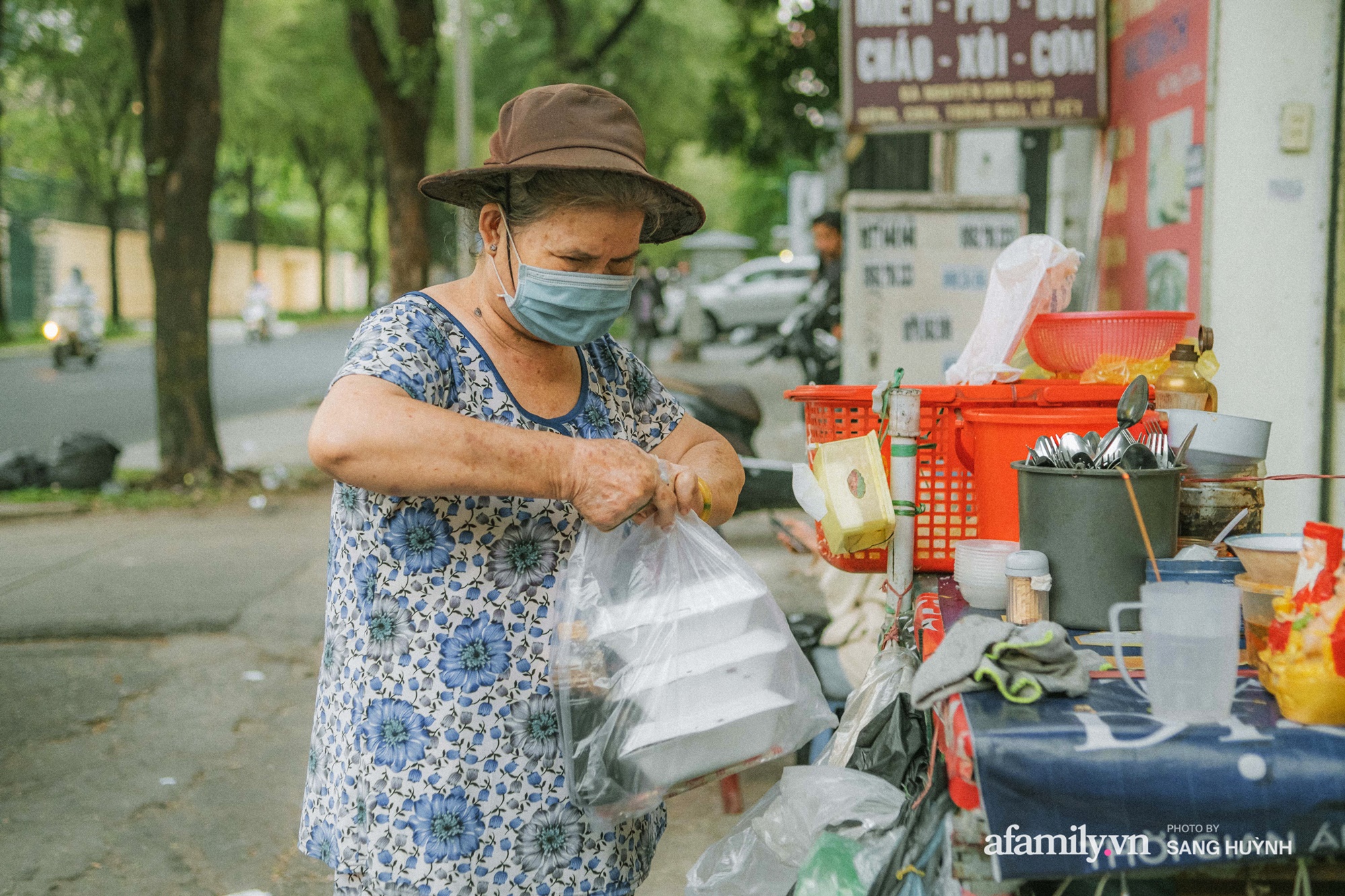 2 mảnh đời già bán bột chiên vỉa hè nuôi đứa cháu nhỏ bị bỏ rơi, hơn 30 năm vẫn treo giá rẻ bèo khiến khách năn nỉ xin tăng đắt hơn - Ảnh 9.