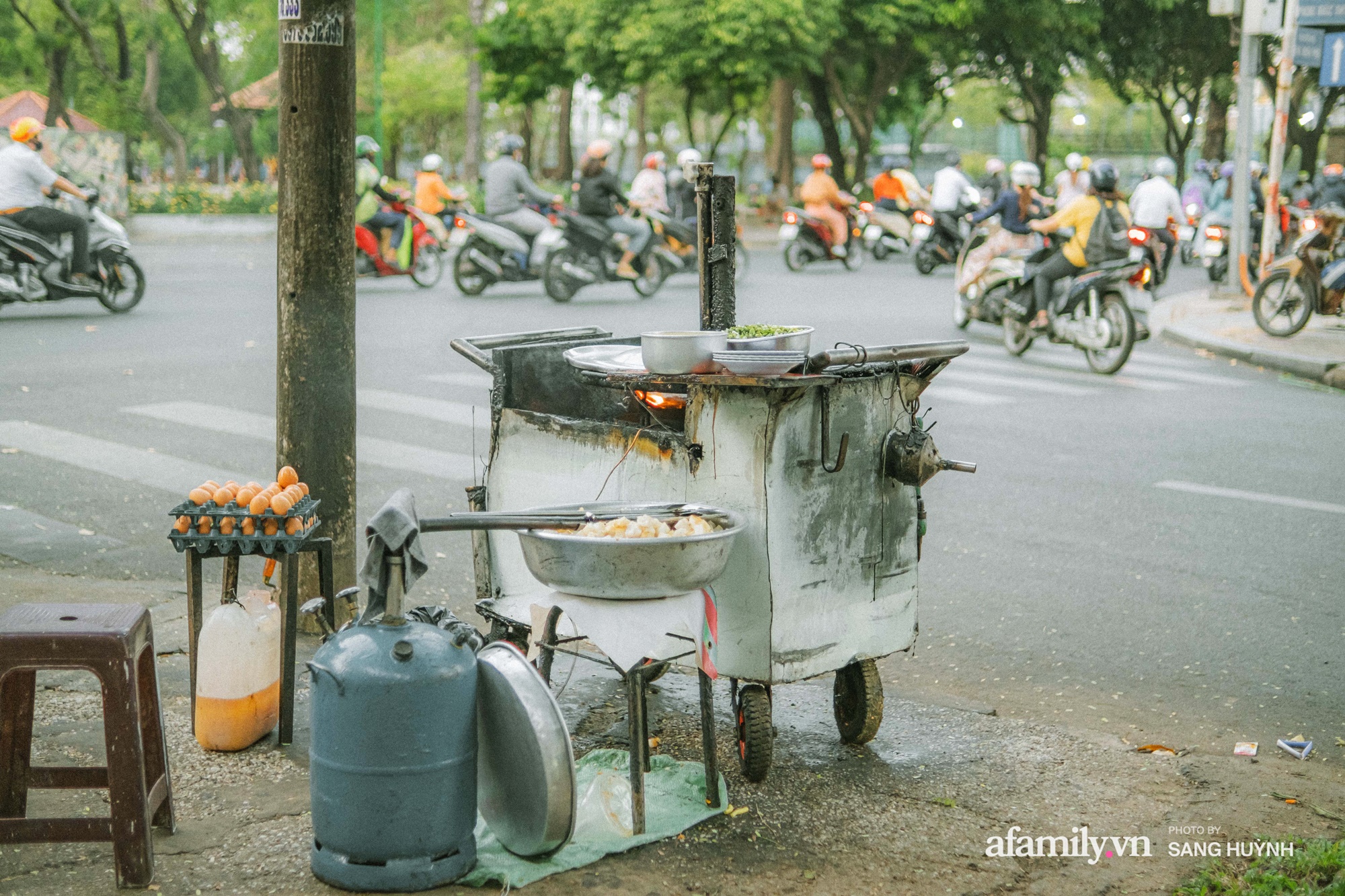 2 mảnh đời già bán bột chiên vỉa hè nuôi đứa cháu nhỏ bị bỏ rơi, hơn 30 năm vẫn treo giá rẻ bèo khiến khách năn nỉ xin tăng đắt hơn - Ảnh 16.