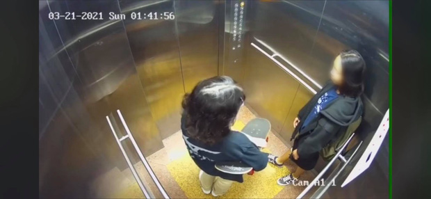 Camera an ninh ghi lại hình ảnh cuối cùng của 2 cô gái trẻ trong thang máy trước khi rơi lầu chung cư ở Sài Gòn - Ảnh 1.